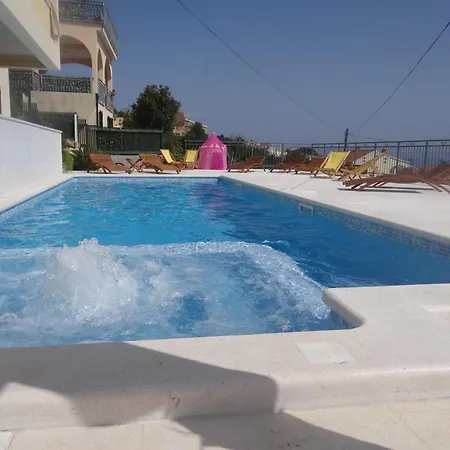 Schoene Mit Gemeinschaftspool * Trogir