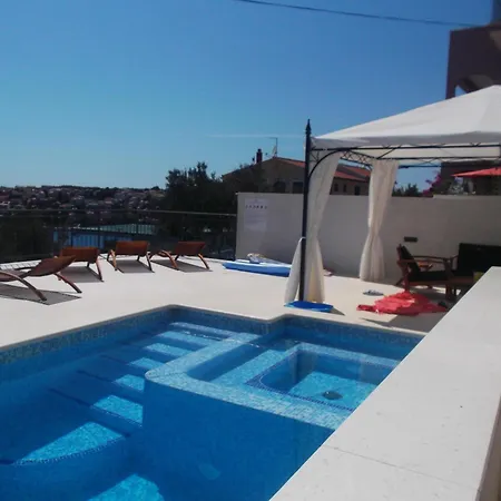 Schoene Mit Gemeinschaftspool Apartment Trogir
